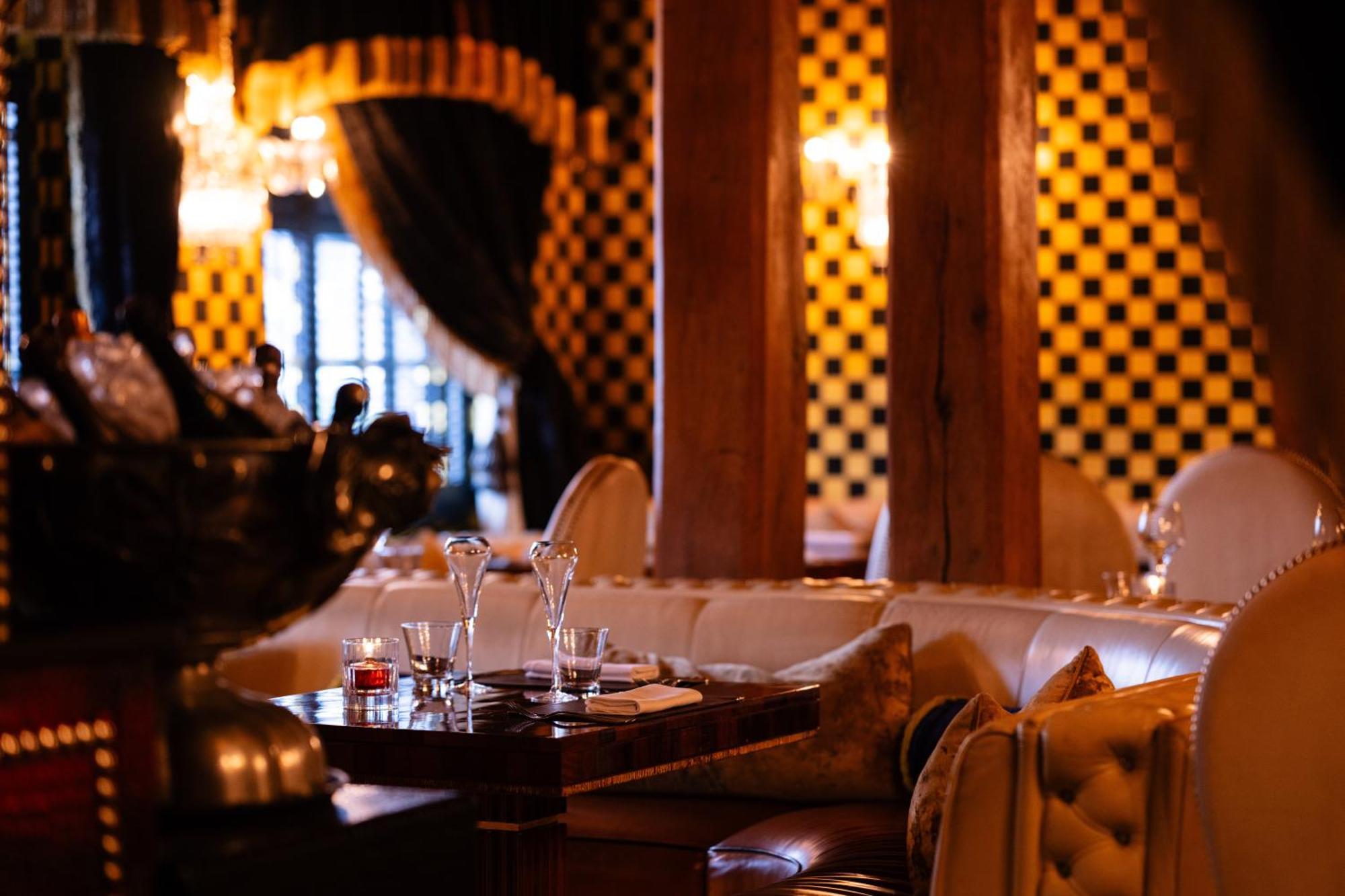Crazy Bear Beaconsfield Hotel Exterior foto Interior of the restaurant