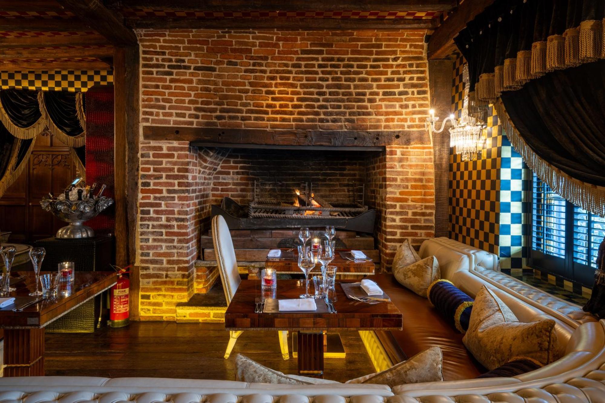 Crazy Bear Beaconsfield Hotel Exterior foto The restaurant's interior