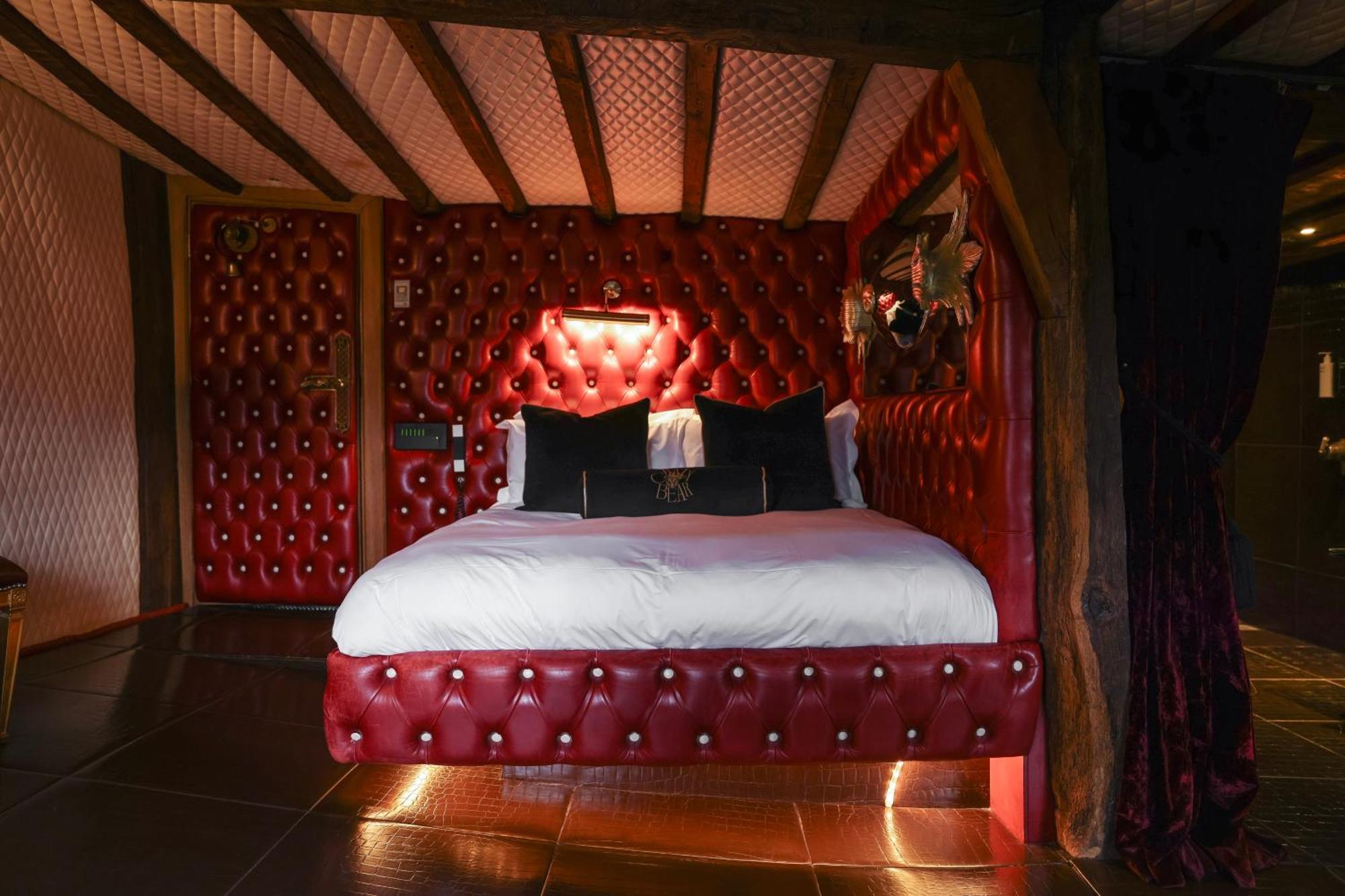 Crazy Bear Beaconsfield Hotel Exterior foto