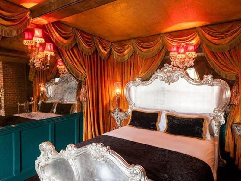 Crazy Bear Beaconsfield Hotel Exterior foto The interior of a suite at the Gilt Hotel
